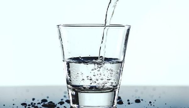 Benarkah Rutin Minum Air Putih Hangat dapat Sembuhkan Pasien Covid-19? Dokter Menjawab
