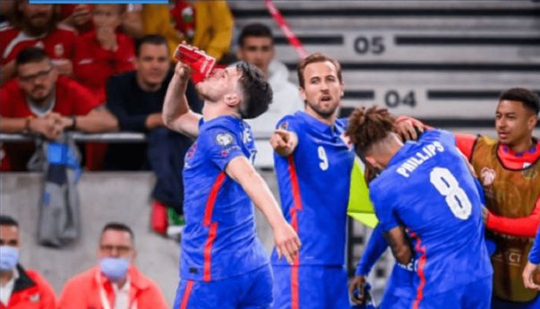 Dua Pemain Timnas Inggris Minum Bir Saat Pertandingan, Balas Tindakan Fan Hungaria?