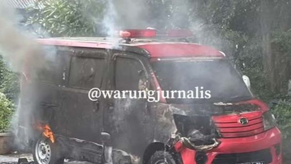 Mobil Ambulans  Bergambar Puan Maharani dan Megawati Terbakar, Terparkir Sudah 3 Hari?