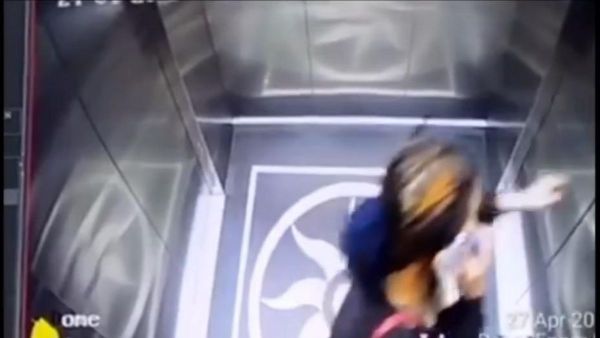Kronologi dan Detik-detik Wanita Jatuh di Lift Bandara Kualanamu Terekam CCTV