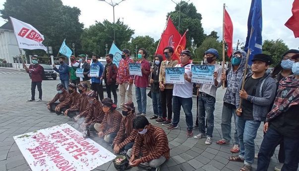Kecewa dengan Kenaikan UMP yang Tak Signifikan, Buruh di Yogyakarta Gelar Aksi ‘Topo Pepe’