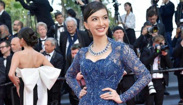Penampilan Memukau Raline Shah Pakai Kebaya Biru di Cannes Film Festival 2023