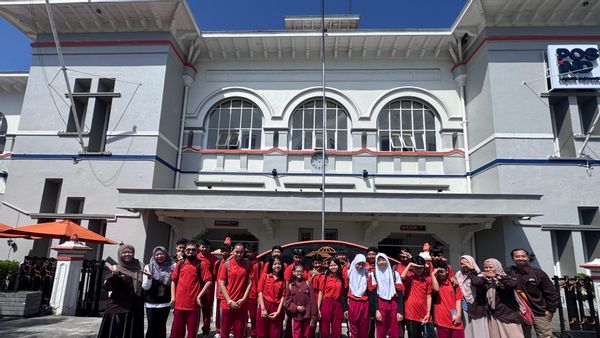 Siswa SMP Labschool UNY Ikuti Edutrip BI DIY dan Kantor Pos Besar Yogyakarta