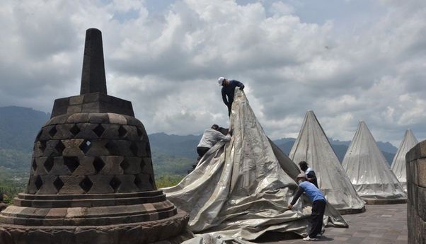 Terbaru: Fenomena Stupa di Candi Borobudur Ditutup Terpal