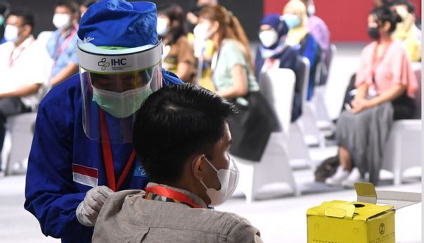 Perawat Suntik Vaksin Kosong Ngaku Kelelahan Setelah Hadapi 599 Peserta, Beban yang Terlampau Besar?