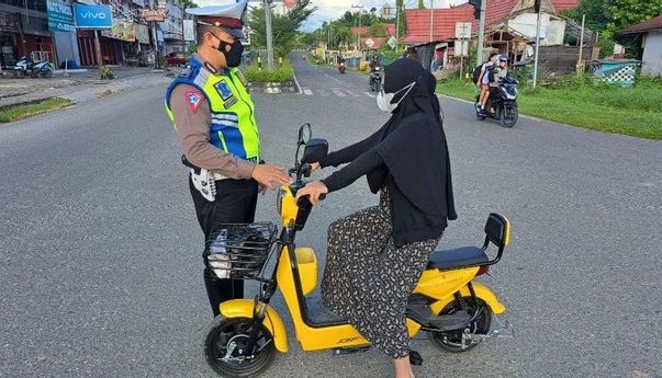 Respons Menohok Netizen Tahu Polisi Larang Sepeda Listrik di Jalan Raya: Gak Bisa Cuan Ya Pak?
