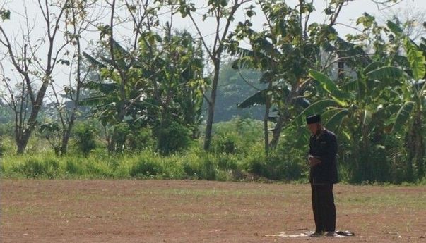 Alasan di Balik Tirakat Mualimin yang Menahan Panas sambil Salat Sendirian di Lapangan Demak