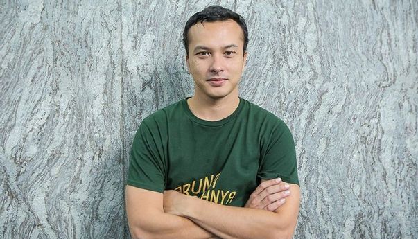 Heboh! Nicholas Saputra Hadang Bule Pengendara Motor yang Melintasi Trotoar