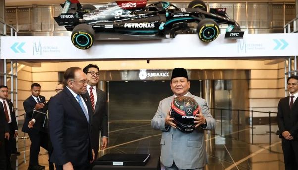 Momen Lucu Pertemuan Presiden Prabowo dan PM Malaysia Anwar Ibrahim, Dikasih Helm Minta Mobil F1