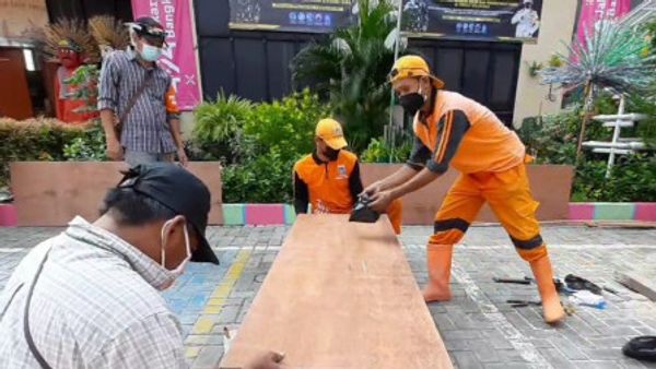 Tugas Baru Pasukan Oranye, Bikin Peti Jenazah