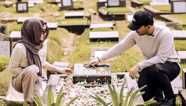 Thariq Halilintar Ziarah ke Makam Adjie Massaid, Minta Izin Nikahi Aaliyah