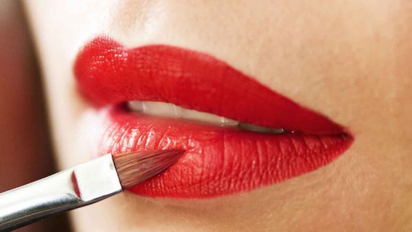 Menggunakan Lipstik Bergantian? Ini Bahaya yang Mengintai