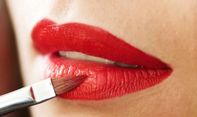 Menggunakan Lipstik Bergantian? Ini Bahaya yang Mengintai