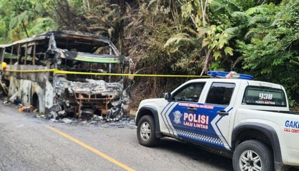 Bus ASL Rute Medan-Jakarta Bawa 16 Penumpang Terbakar di Jalan Lintas Bukittinggi Sumbar