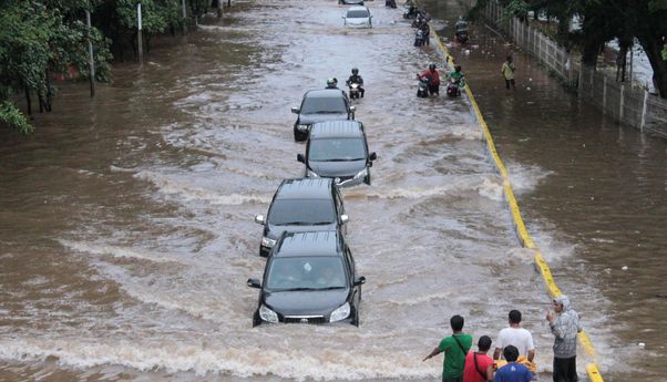 Jakarta Tergenang Lagi, Berikut Tips Menerjang Banjir dengan Mobil