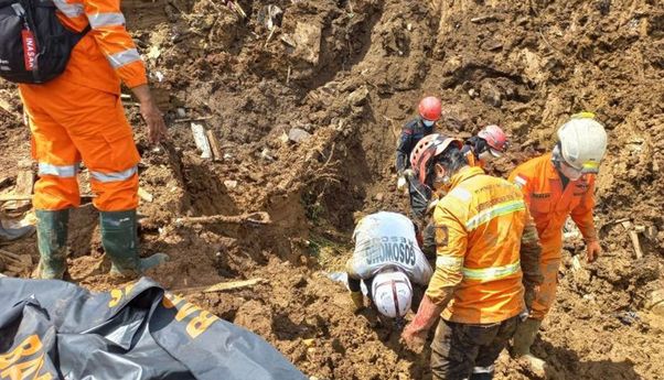 Tim SAR Evakuasi 2 Jenazah Korban Gempa Cianjur, Ditemukan Tertimbun Tanah Sedalam 7 Meter