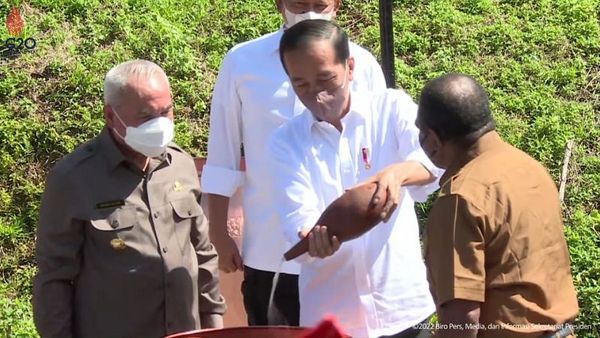 Jokowi Pimpin Jalannya Ritual Kendi Nusantara di Titik Nol IKN Baru, Simbol Keabadian?
