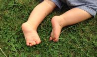 Bocah Kecil Ini Meninggal Setelah Telan Baterai yang Terjebak di Tubuhnya Selama 4 Hari