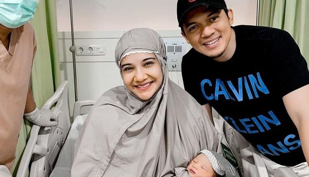 Dikaruniai Anak Pertama, Zaskia Sungkar Pamerkan Wajah Ganteng Bayinya dari Dekat