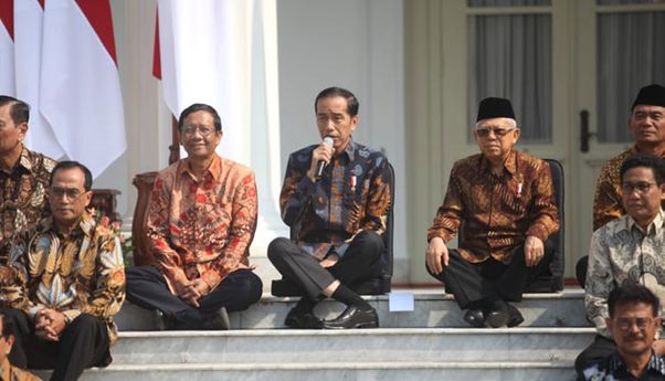 Gaya Duduk Presiden Jokowi Saat Memperkenalkan Para Menteri di Kabinet Indonesia Maju, Viral!