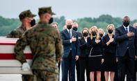 Ada Tangisan Histeris Wanita Ketika Presiden Biden Jemput 11 Peti Jenazah Prajurit AS dari Afghanistan