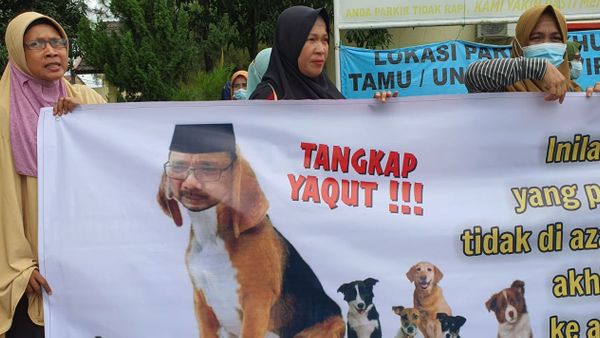 Ngeri! Poster Anjing Berkepala Menag Yaqut Dibawa Para Demonstran di Sumut: Lahirnya Tak Diazani tapi Digonggongi