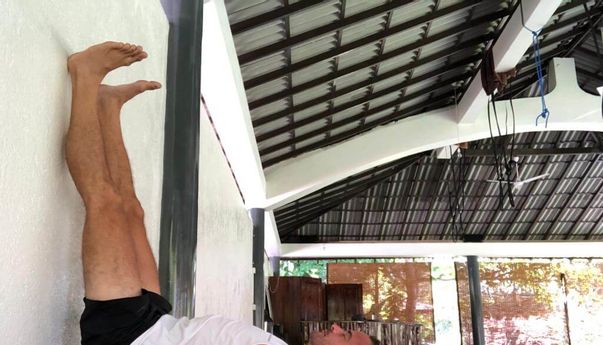 Sudah Tahu Kalau Gerakan Menempelkan Kaki ke Dinding Secara Rutin Punya Manfaat Besar?
