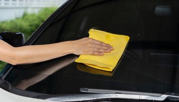 Inilah 4 Cairan Pembersih Jamur Kaca Mobil Terbaik Untuk Mobil Kesayangan Anda
