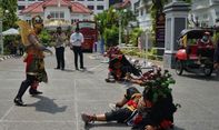 Berita Jogja: Hebat! Polda DIY Kampanye Pemakaian Masker dengan Kostum dan Teatrikal di Malioboro
