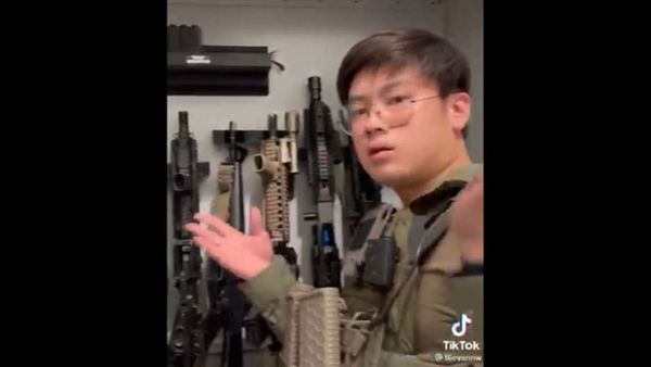 Viral Seorang Pemuda Pamer Senjata AK Alfa Gun hingga Senapan Serbu HK 416 di Dalam Rumahnya