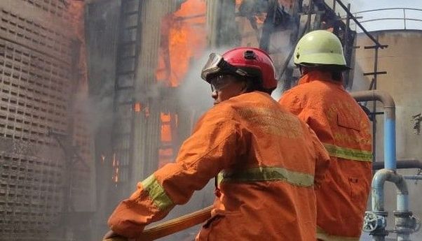 Pabrik Bimoli Kebakaran di Cilincing, 12 Unit Mobil Damkar Dikerahkan