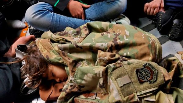 Pilu, Sejumlah Ibu di Afghanistan Lemparkan Bayi Mereka Agar Diselamatkan Tentara Inggris