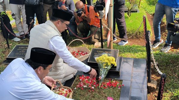 Ridwan Kamil-Suswono Awali Kampanye dengan Ziarah ke Makam Tokoh Betawi di TPU Karet