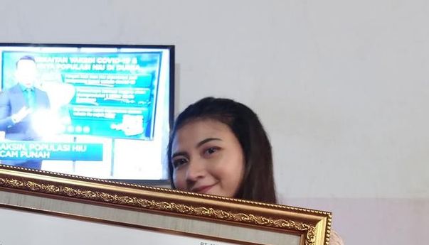 Pacarnya Wisuda, Rico Bayu Kasih Hadiah Saham BBRI 12 Lot
