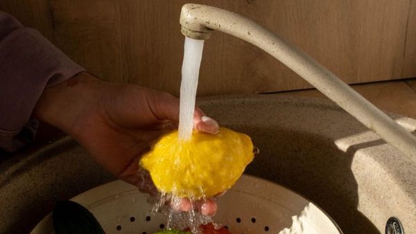 Tak Perlu Sabun, Bahan-bahan Alami Ini Dapat Digunakan Untuk Mencuci Sayur dan Buah