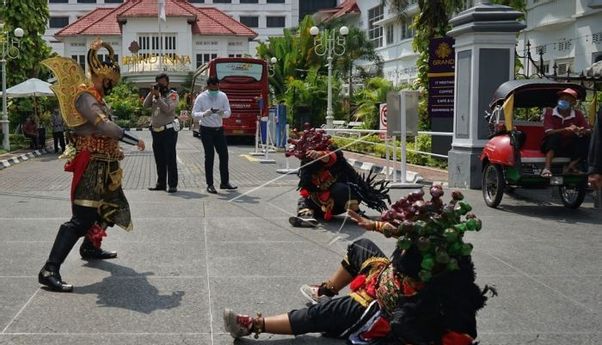 Berita Jogja: Hebat! Polda DIY Kampanye Pemakaian Masker dengan Kostum dan Teatrikal di Malioboro
