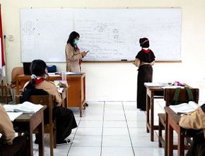 Berita Kriminal: Oknum Guru SD di Sulawesi Tengah Hukum Siswanya Makan Sampah