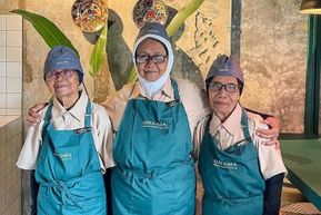 Viral Kedai Kopi ‘Uma Oma’, Semua Pegawainya Lansia Serasa Berkunjung ke Rumah Nenek