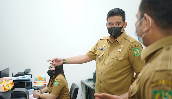 Kecewanya Bobby Nasution, Loket Pelayanan Disdukcapil Kota Medan Belum Buka Saat Jam Kerja