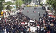 Unjuk Rasa Tolak Omnibus Law UU Cipta Kerja di Surabaya: Massa Naik Mobil Water Canon