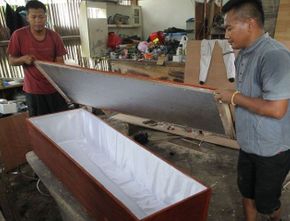 Penjual Peti Mati di Yogyakarta Bercerita tentang Sepinya Pesanan karena Tak Punya Koneksi ke RS
