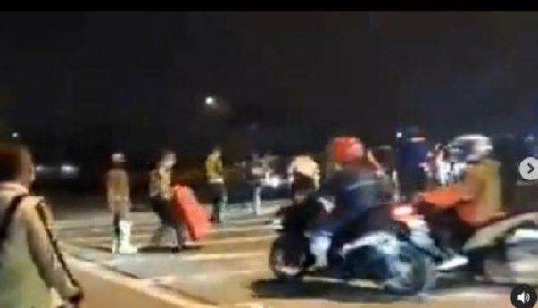 Viral !!! Beredar Video Jebolnya Posko Penyekatan Larangan Mudik di Karawang