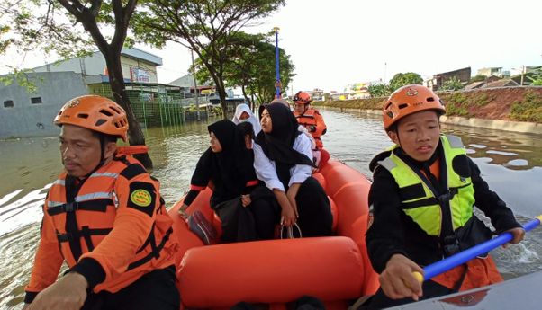 Banjir Tangerang: TASK Hidayatullah Pakai Perahu Karet untuk Membantu Warga