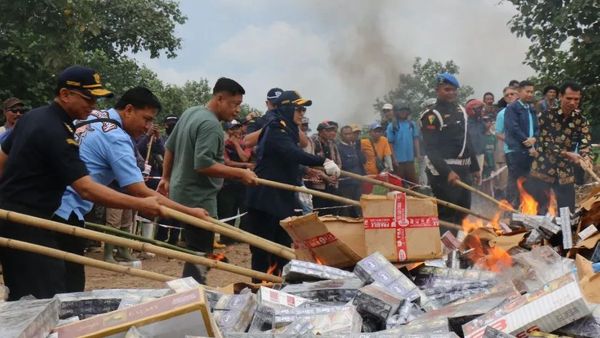 Bea Cukai Bandar Lampung Bakar 40 Juta Batang Rokok Ilegal