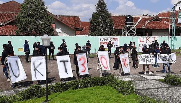 Berita Seputar Jateng: Mahasiswa IAIN Purwokerto Tuntut Pengembalian UKT 30 Persen