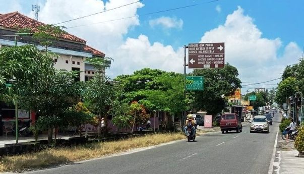 Penumpukan Rambu Pendahulu Petunjuk Jalan di Gunungkidul Bikin Semrawut