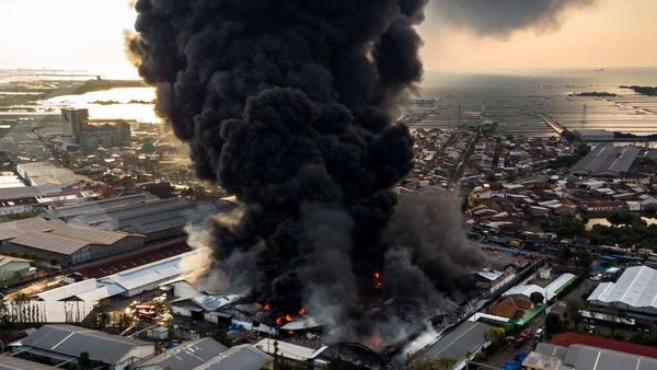 Berita Jateng: Kebakaran Besar Melanda Gudang Polytron di Demak, Butuh 15 Jam untuk Menjinakkan Api