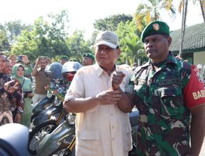Prabowo Subianto Bagi-bagi Puluhan Unit Sepeda Motor untuk Babinsa di Sumbawa