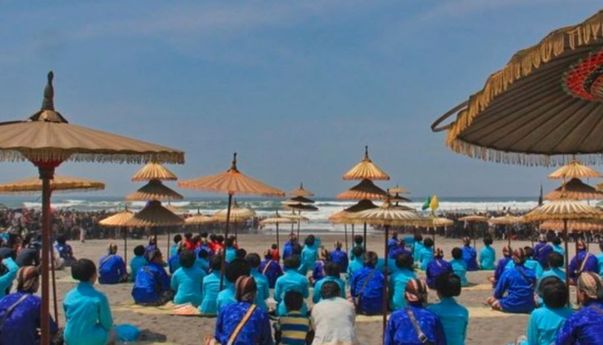 Warga Pantai Baron Tetap Gelar Tradisi Labuhan Kapat di Tengah Pandemi, Ini Alasannya