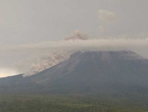 Berita Terkini: Gunung Semeru Keluarkan Awan Panas, Ratusan Warga Mengungsi